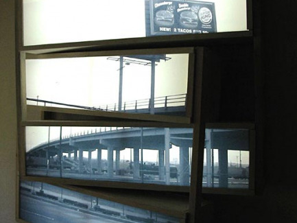 Outborders 3. 2004. Estructura de madera, 4 cajas de luz. Impresión digital sobre papel Blacklite. 150 x 120 x 50 cm.