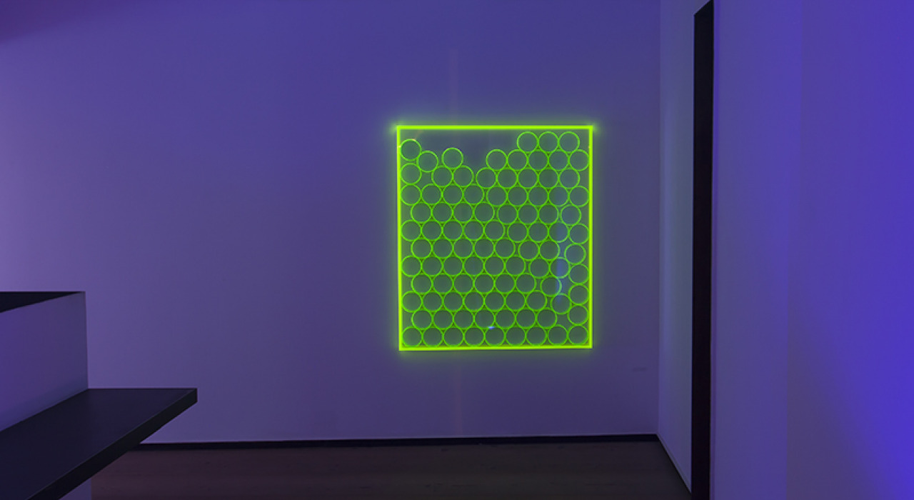 colormirror - blaze of color III, 2006. Polimetilmetacrilato (vidrio acrílico) fluorescente. 130 x 110 x 5 cm