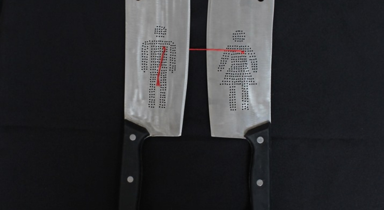 Catalina Mena. Dupla. 2014. 2 machetes de cocina usados y bordados. 46x35x4 cm