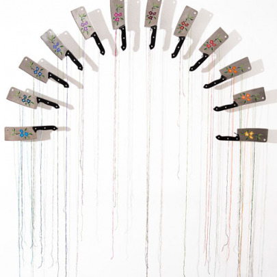 Catalina Mena. Arco iris. 2013. 12 machetes de cocina usados bordados. 200x200x8 cm